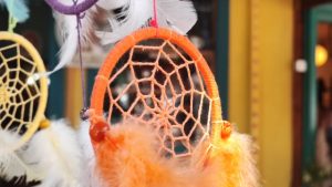 לוכד חלומות כתום עם נוצות