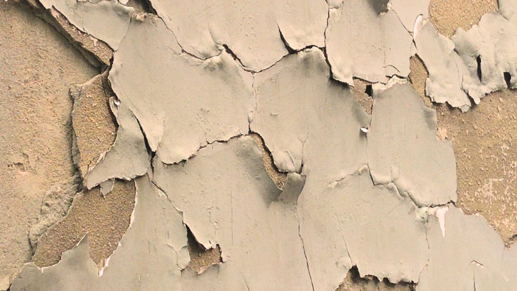 קיר מתקלף בצבעים חומים